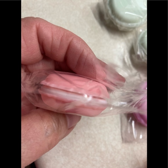 NWT plastic macaron trinket box. Perfect for jewelry, party favors, meds. - Picture 8 of 11